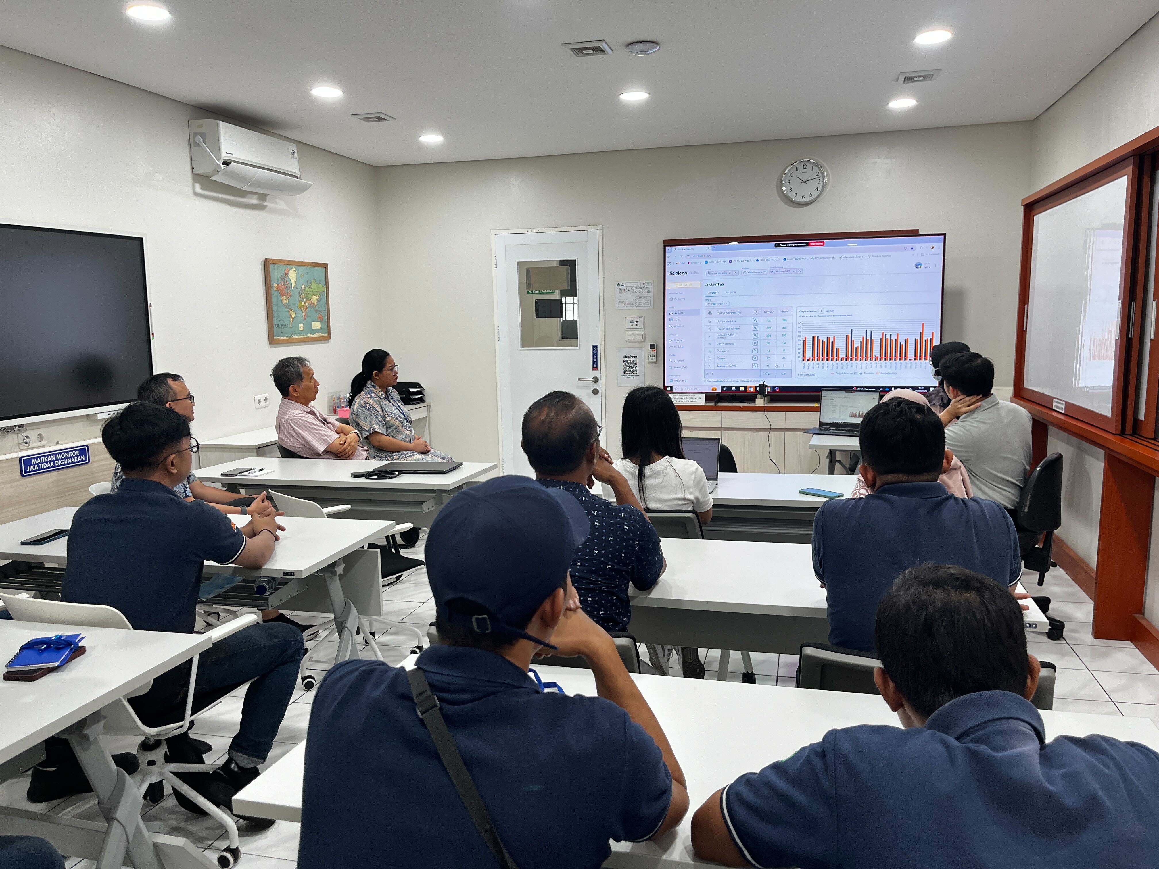 Aktivitas meeting review bulanan 5R di PT Duta Laserindo Metal